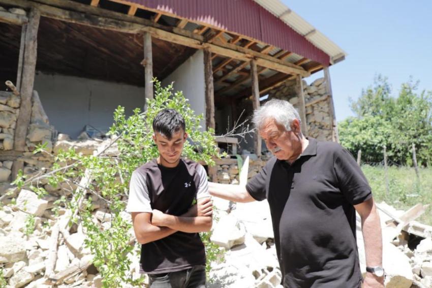 Başkan Karalar depremzedelerin yanında