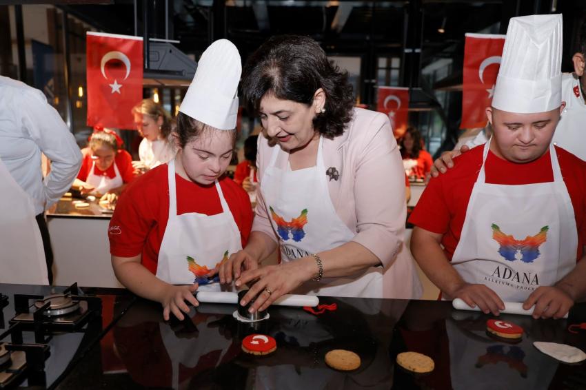 Valinin eşi, minik şeflerin Cumhuriyet heyecanına ortak oldu
