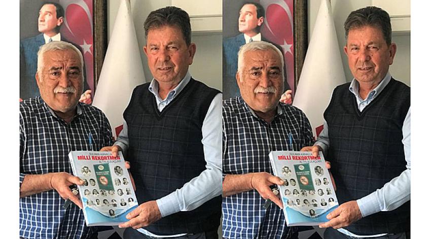 Şanıvar kitabını armağan etti