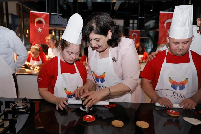 Valinin eşi, minik şeflerin Cumhuriyet heyecanına ortak oldu