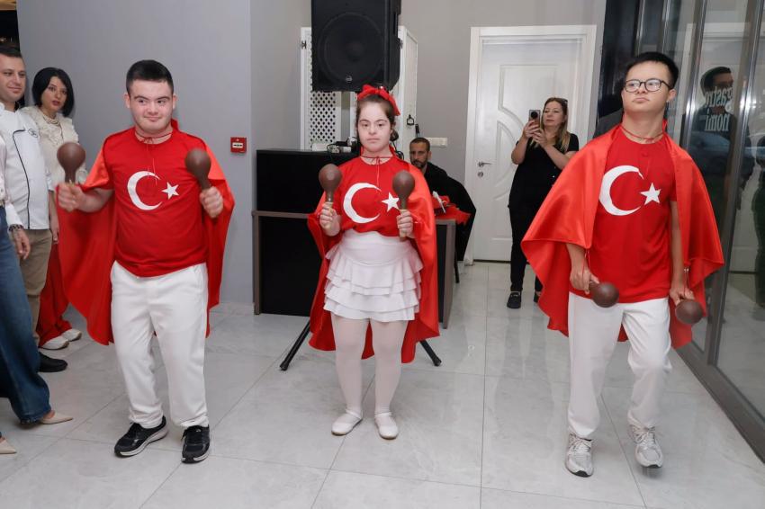 Valinin eşi, minik şeflerin Cumhuriyet heyecanına ortak oldu