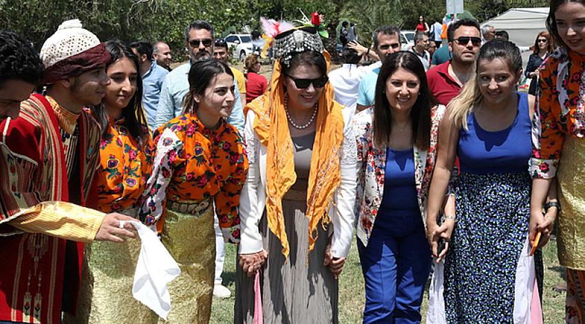 Rektör halay çekti
