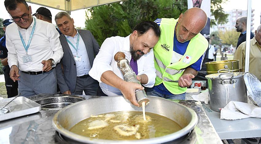 Başkan Uludağ halka tatlı yaptı