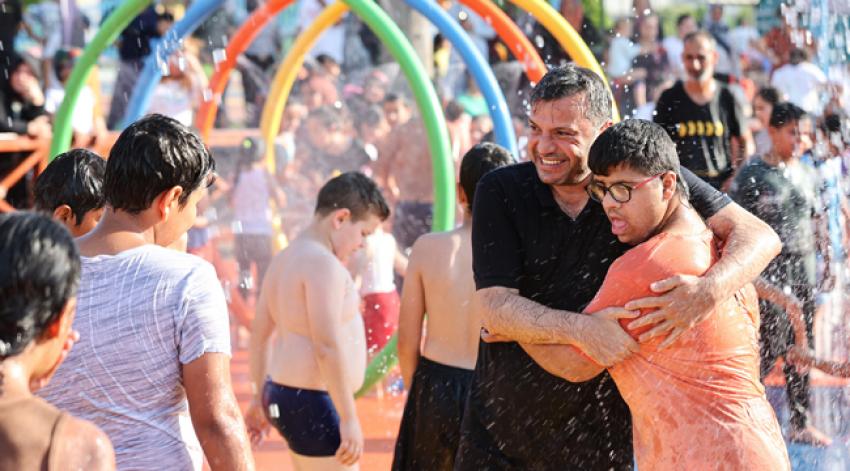 Başkan Kocaispir çocuklarla su savaşı yaptı