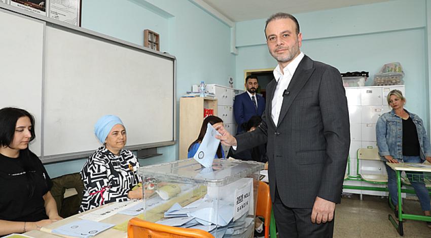 AK Parti Adana İl Başkanı Ozan Gülaçtı oyunu kullandı