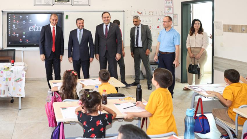 Öğrencileri ilk gün yalnız bırakmadı