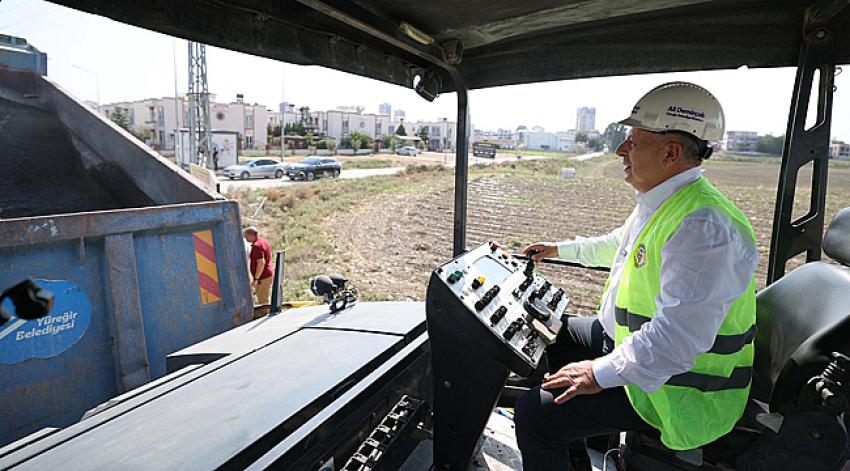 Başkan Demirçalı asfalt döktü