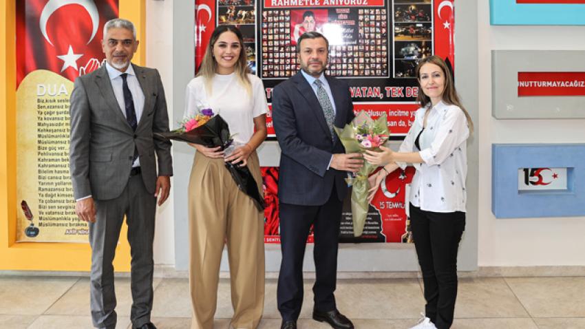 Öğrencileri ilk gün yalnız bırakmadı