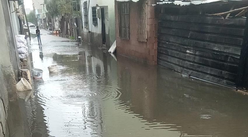 Sokaklar göl oldu, kanalizasyon taştı