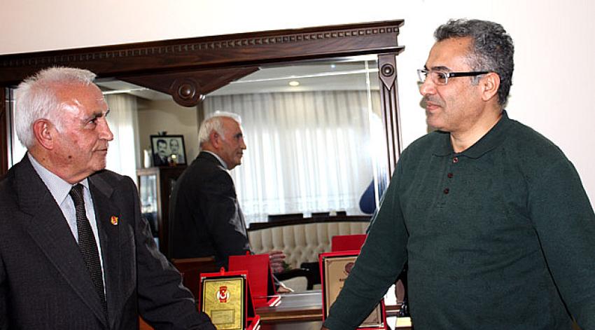 “Gazeteci alkışlamaz