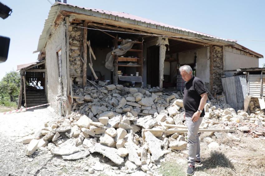Başkan Karalar depremzedelerin yanında