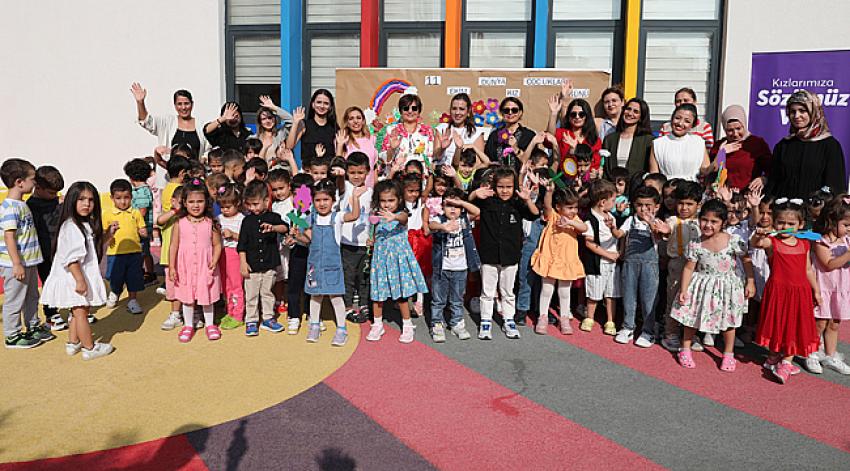 Miniklerin kızlar günü coşkusu