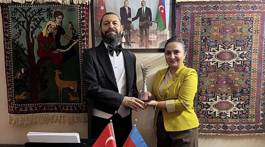 Dünyaca Ünlü Yazar Akif Manaf’a Anlamlı Ödül: “Barış Sanatı Ödülü”