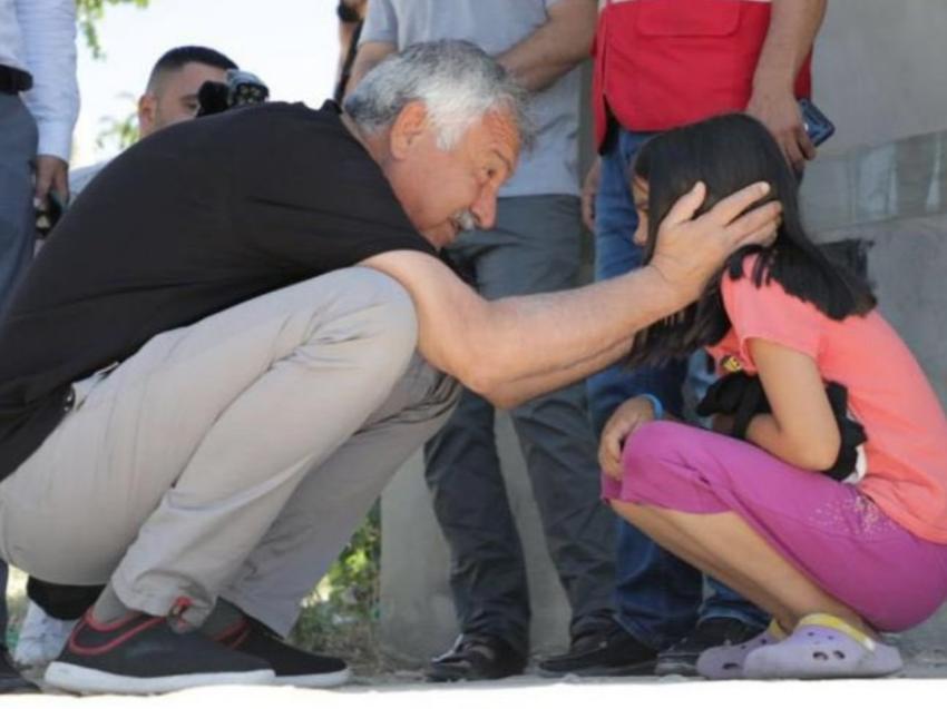 Başkan Karalar depremzedelerin yanında