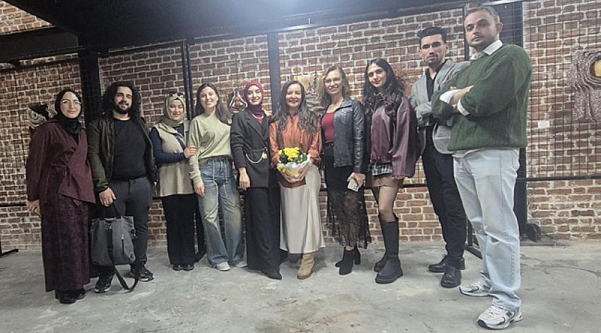 Aytuna Cora’nın “Ben Hâlâ O Evin İçindeyim” Sergisi Adana’da Yoğun İlgi Görüyor