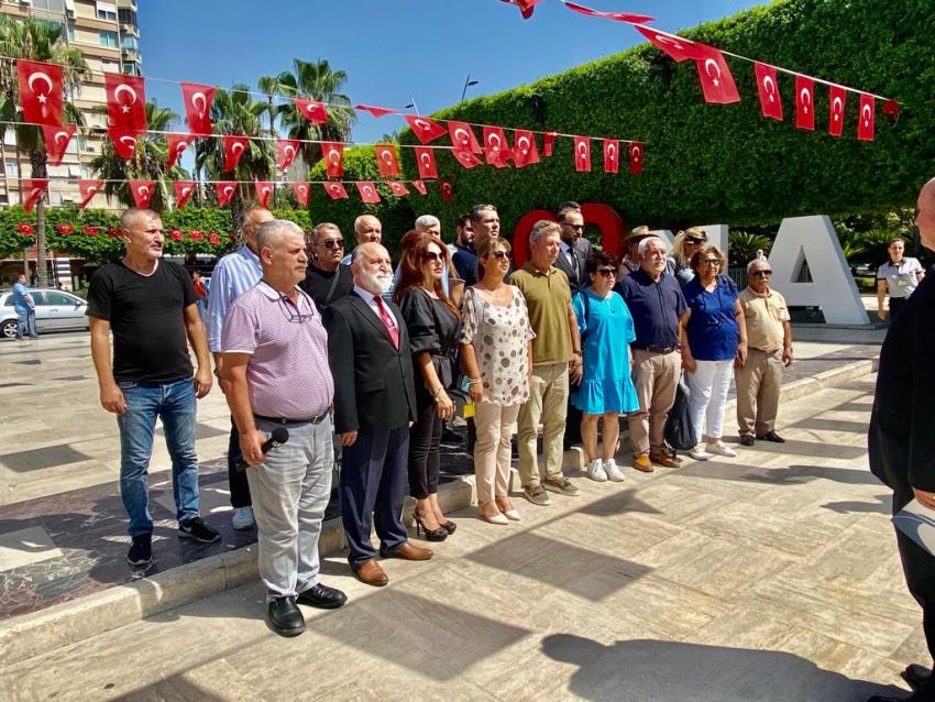 Gazetecilerden Atatürk Anıtı’na çelenk