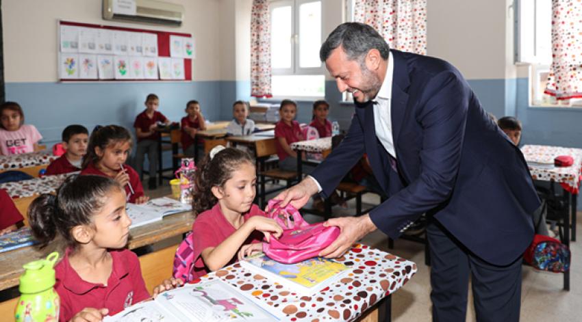 Başkan Kocaispir beslenme çantası dağıttı