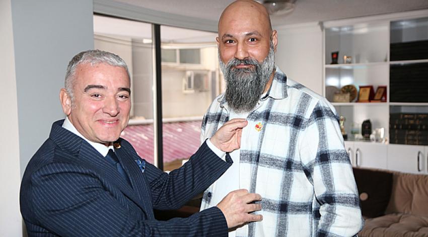 Soner Kan’a üyelik rozeti