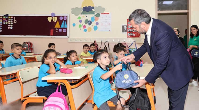 Başkan Kocaispir beslenme çantası dağıttı