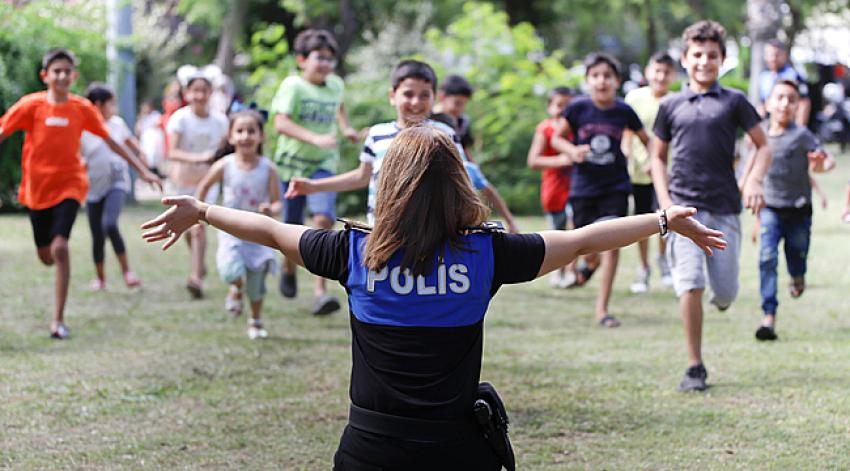 Çocuklarla oynadılar