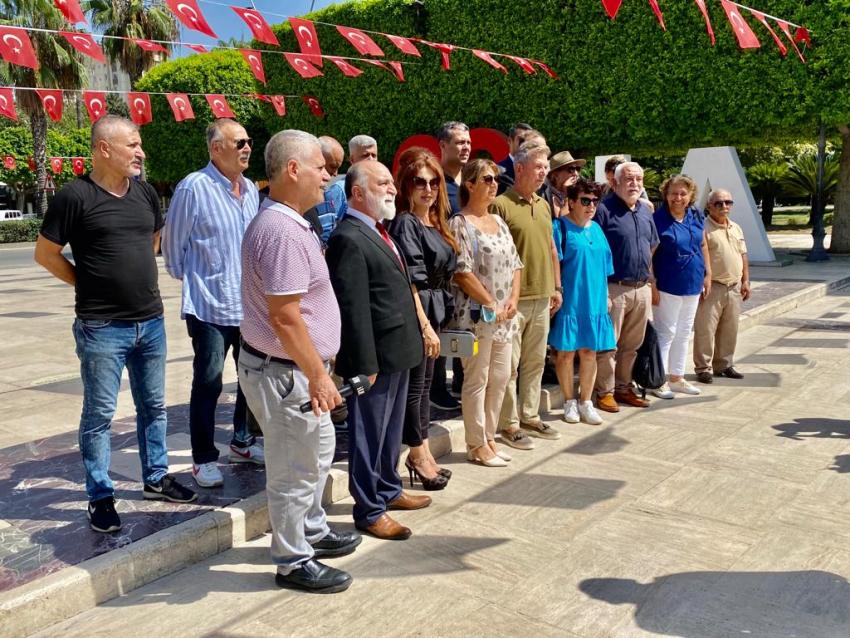 Gazetecilerden Atatürk Anıtı’na çelenk