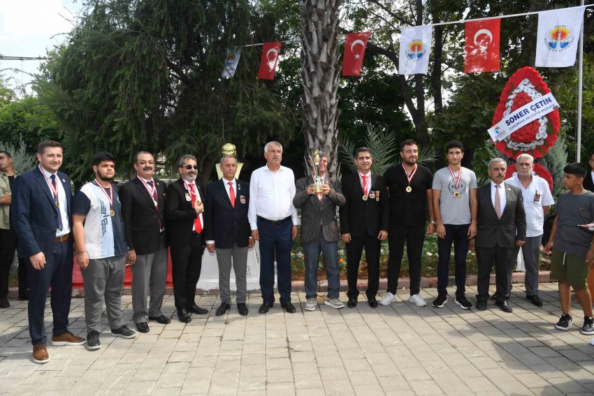 Başkan Karalar Atatürk büstü açtı