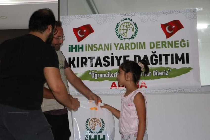 Adana İHH 900 öğrenciye kırtasiye desteği yaptı