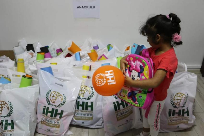 Adana İHH 900 öğrenciye kırtasiye desteği yaptı