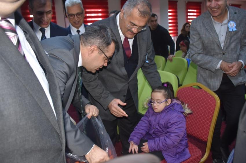 Hakim ve savcılar, özel eğitim öğrencilerini sevindirdi