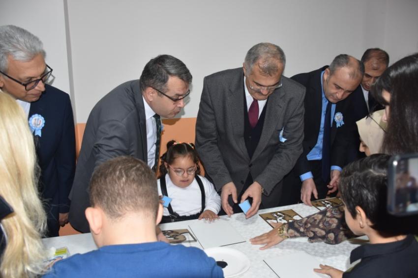 Hakim ve savcılar, özel eğitim öğrencilerini sevindirdi