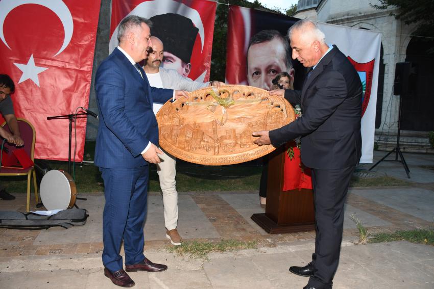 Vali Elban, ilin Ahisine kaftanını giydirdi
