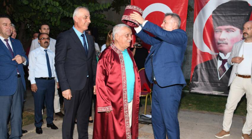 Vali Elban, ilin Ahisine kaftanını giydirdi