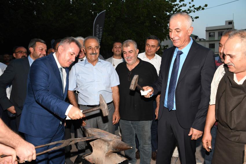 Vali Elban, ilin Ahisine kaftanını giydirdi