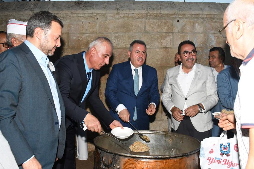 Vali Elban, ilin Ahisine kaftanını giydirdi