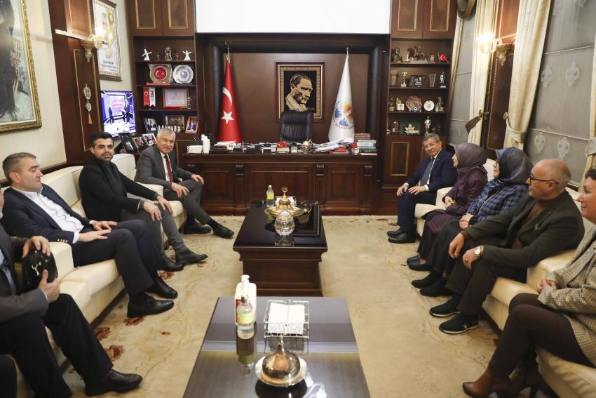 Davutoğlu, Karalar’ı ziyaret etti