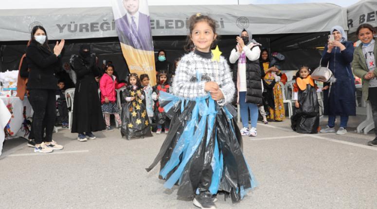 Atıklarla defile