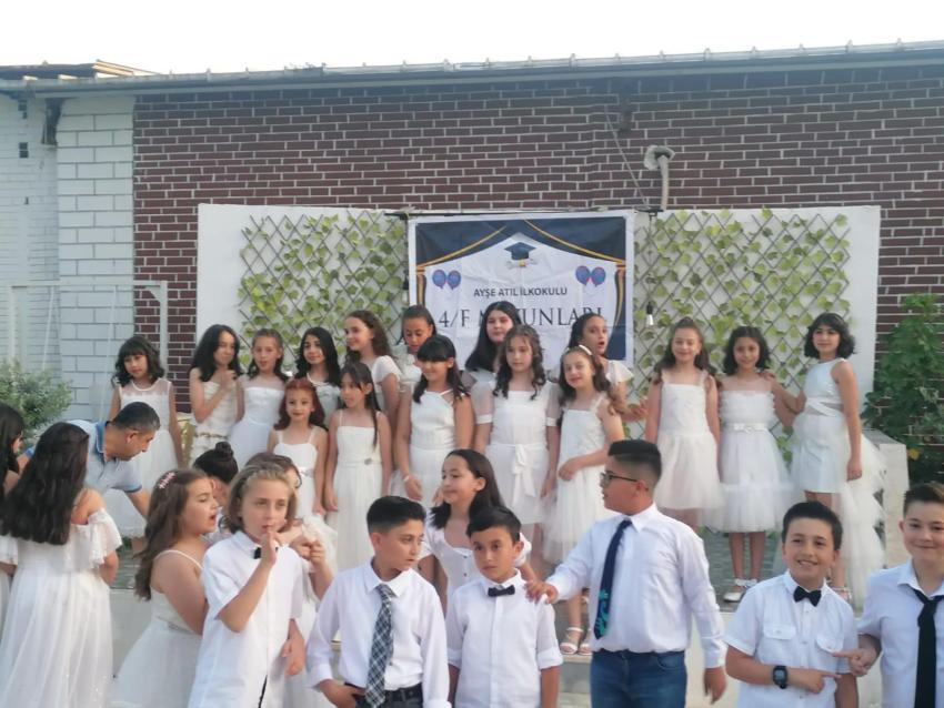 4-F sınıfının mezuniyet coşkusu