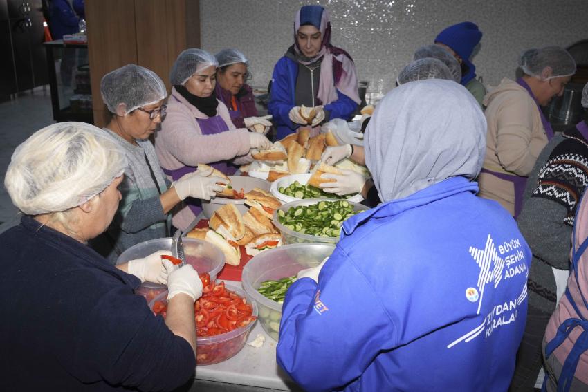 Büyükşehir, Hatay'daki depremzedelerin yardımına koştu