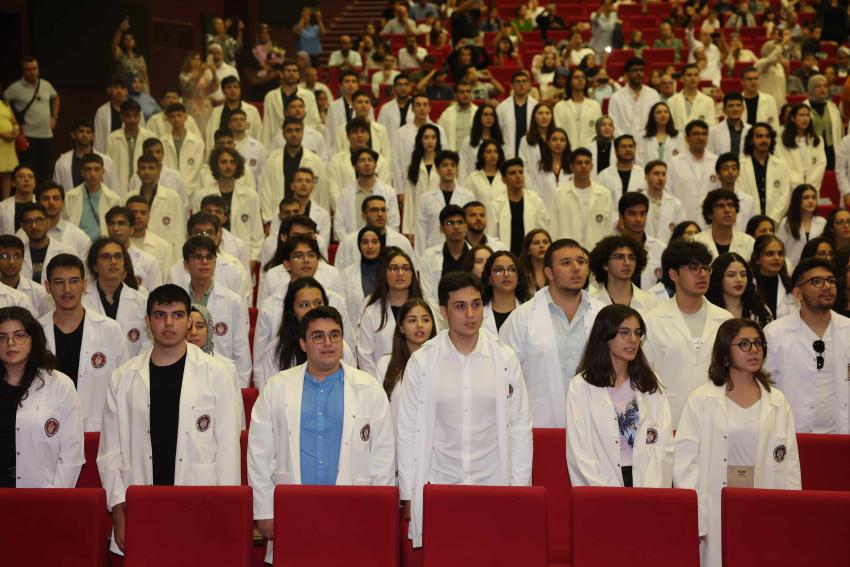 Tıp öğrencileri beyaz önlüklerini giydiler