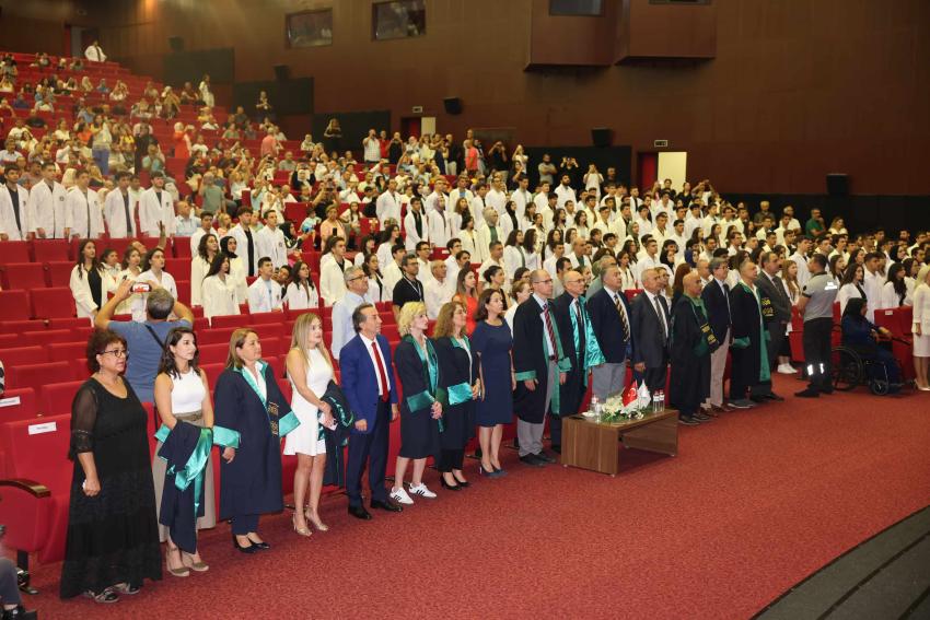 Tıp öğrencileri beyaz önlüklerini giydiler