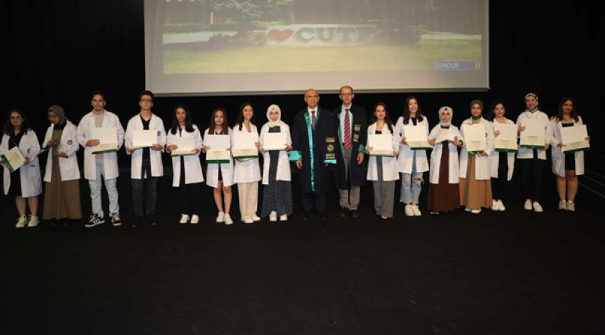 Tıp öğrencileri beyaz önlüklerini giydiler