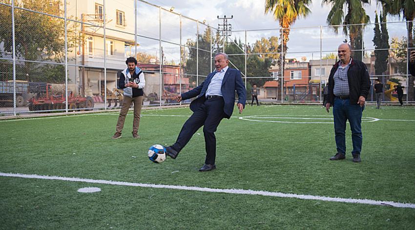 Başkan Akay, çocuklarla futbol oynadı