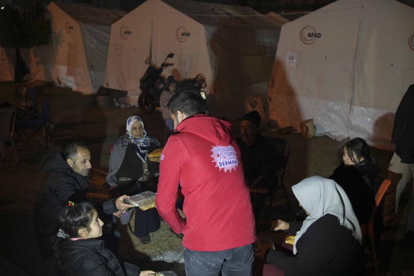 Büyükşehir Belediyesi depremzedeler için seferber oldu
