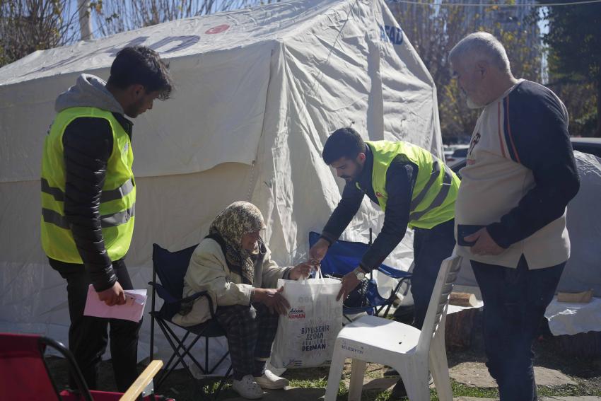 Büyükşehir Belediyesi depremzedeler için seferber oldu