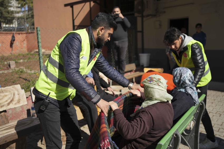 Büyükşehir Belediyesi depremzedeler için seferber oldu