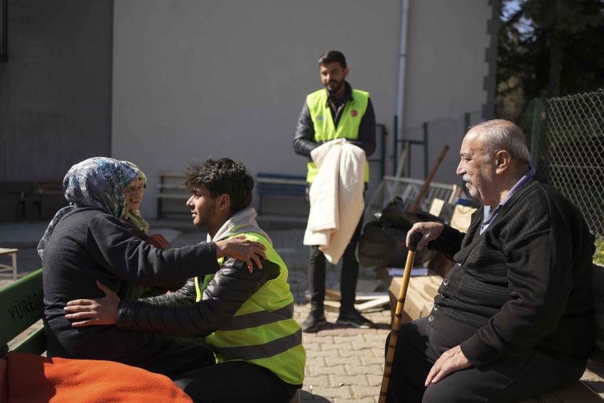 Büyükşehir Belediyesi depremzedeler için seferber oldu