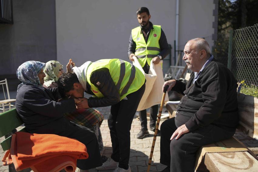 Büyükşehir Belediyesi depremzedeler için seferber oldu