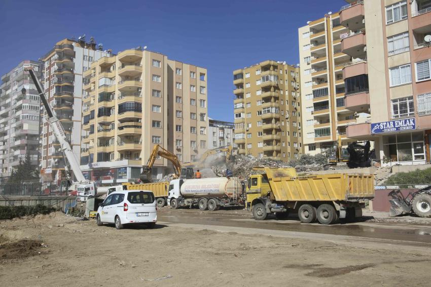 Büyükşehir Belediyesi depremzedeler için seferber oldu