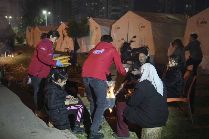Büyükşehir Belediyesi depremzedeler için seferber oldu