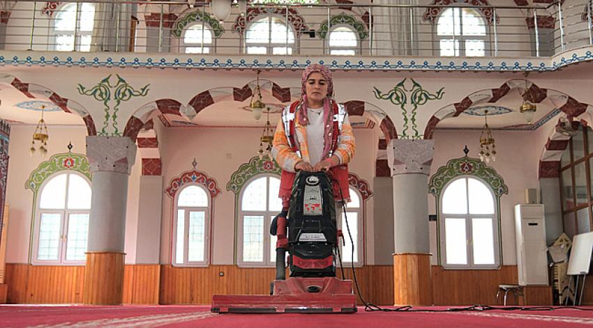 Ceyhan'da Camiler Ramazan İçin Pırıl Pırıl Hale Getiriliyor